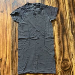 Lululemon short sleeve shirt